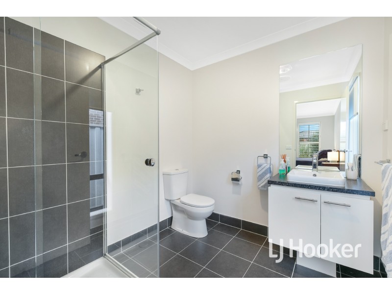 18 Willowtree Drive, Pakenham VIC 3810