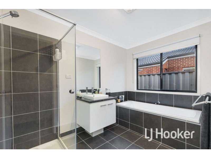 18 Willowtree Drive, Pakenham VIC 3810