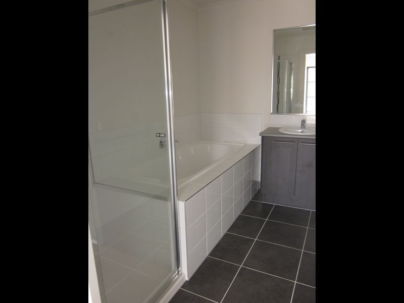 12/107 Army Road, Pakenham VIC 3810