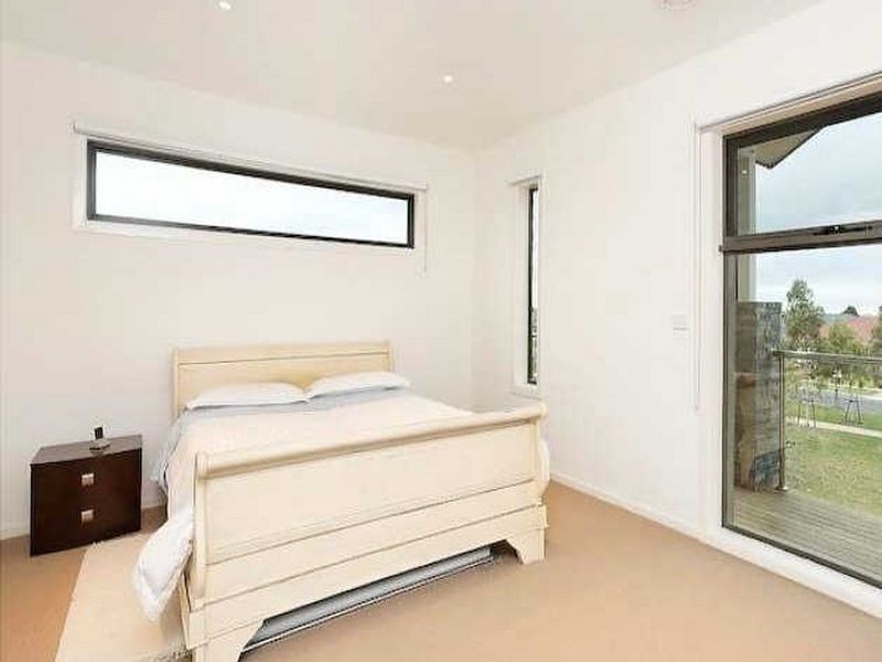 18 Dealbata Lane, Pakenham VIC 3810