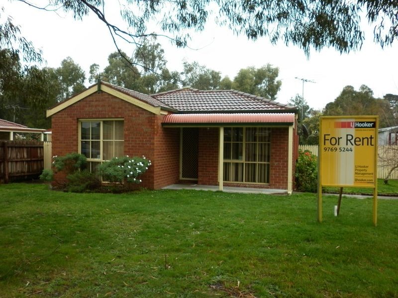 27 Gullquist Way, Pakenham VIC 3810