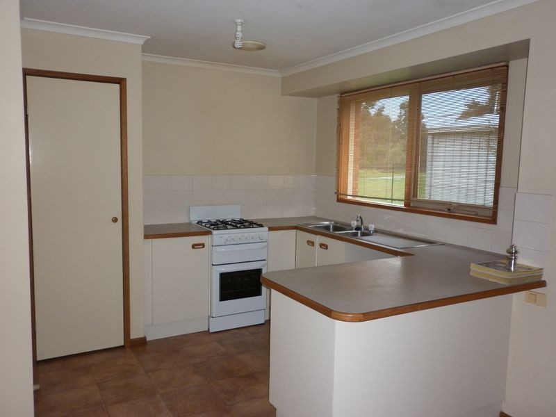 27 Gullquist Way, Pakenham VIC 3810