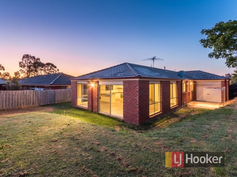 6 Ash Crescent, Pakenham VIC 3810