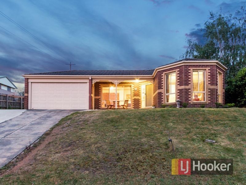 33 Leigh Drive, Pakenham VIC 3810