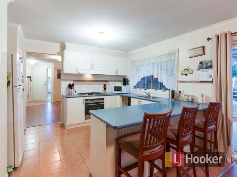 33 Leigh Drive, Pakenham VIC 3810
