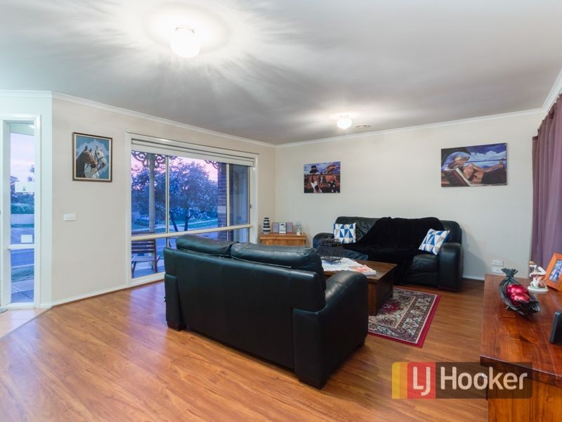 33 Leigh Drive, Pakenham VIC 3810