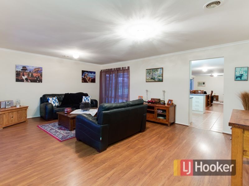 33 Leigh Drive, Pakenham VIC 3810