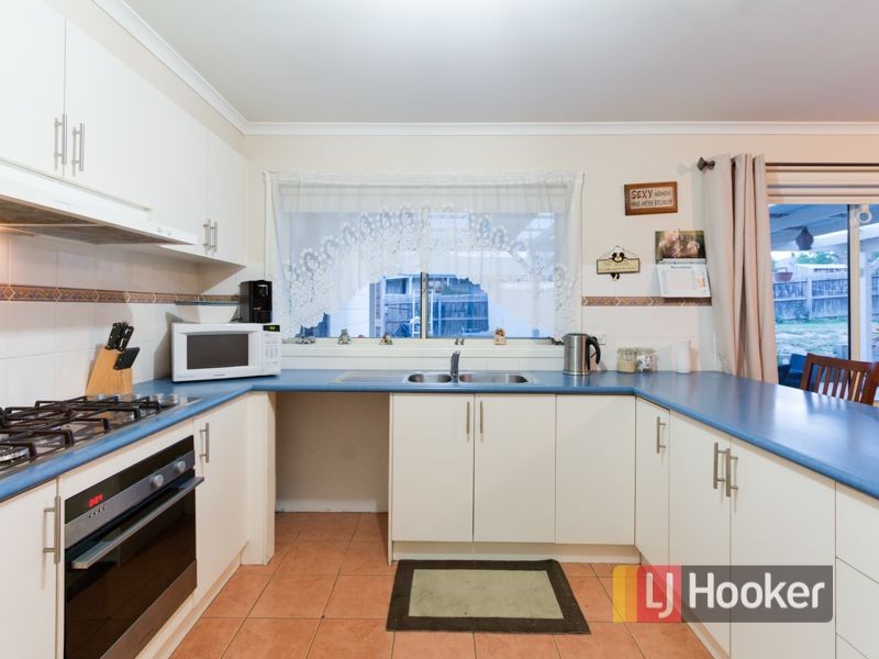 33 Leigh Drive, Pakenham VIC 3810