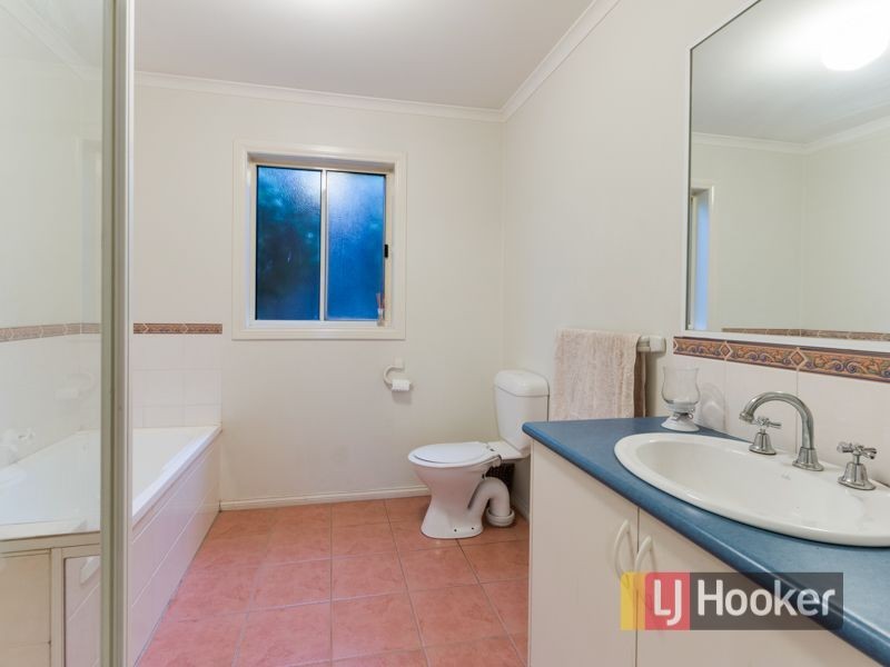 33 Leigh Drive, Pakenham VIC 3810