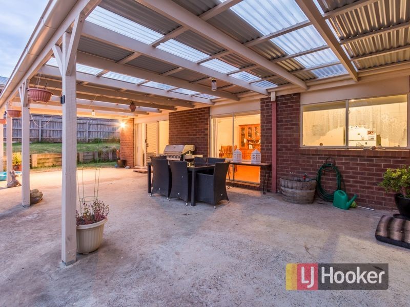 33 Leigh Drive, Pakenham VIC 3810