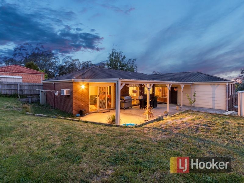 33 Leigh Drive, Pakenham VIC 3810