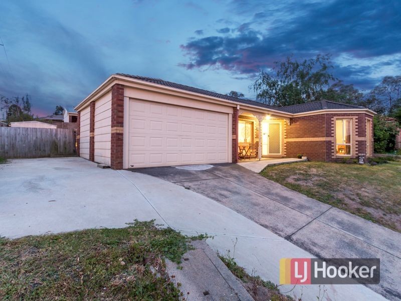 33 Leigh Drive, Pakenham VIC 3810