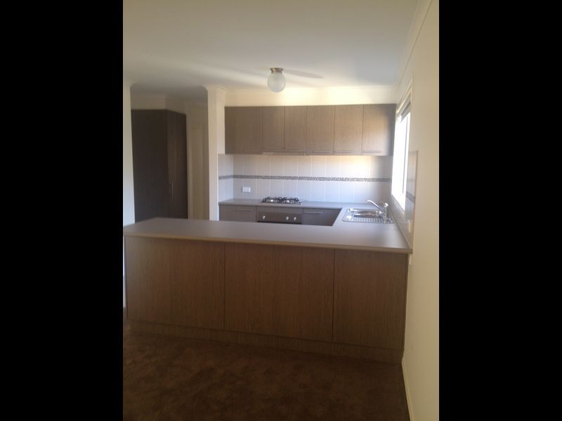 15/107 Army Road, Pakenham VIC 3810