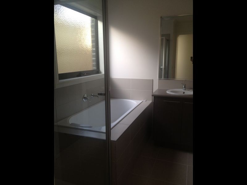 15/107 Army Road, Pakenham VIC 3810