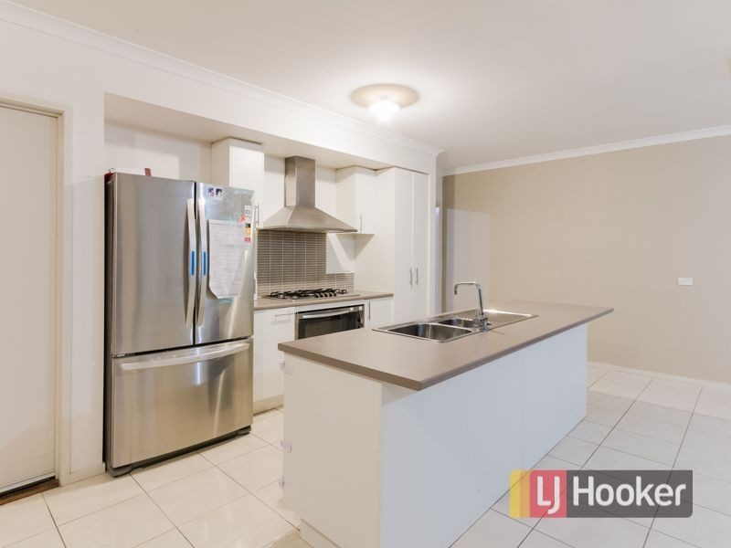 6 Eyre Place, Pakenham VIC 3810