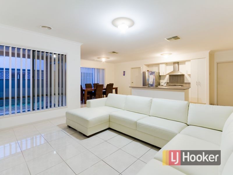 6 Eyre Place, Pakenham VIC 3810