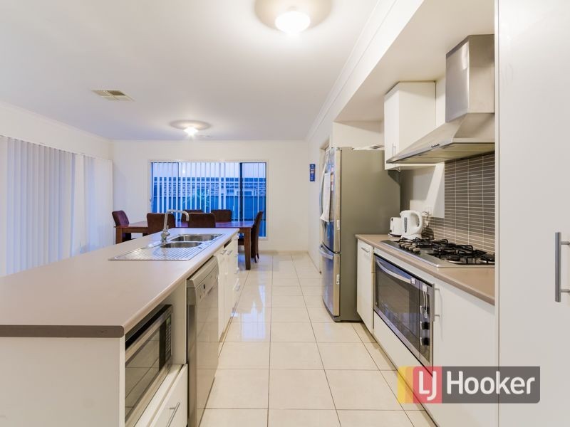 6 Eyre Place, Pakenham VIC 3810