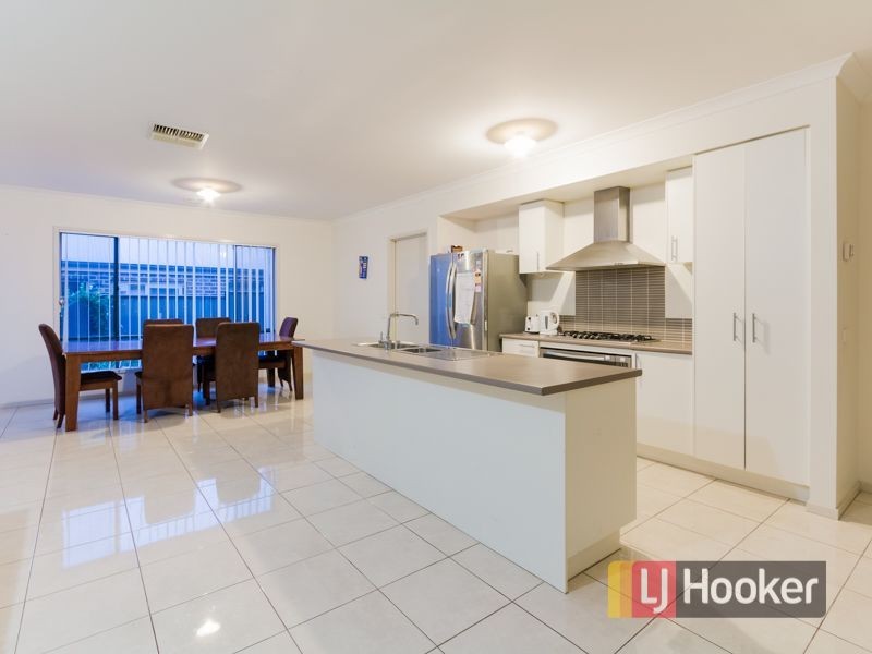 6 Eyre Place, Pakenham VIC 3810