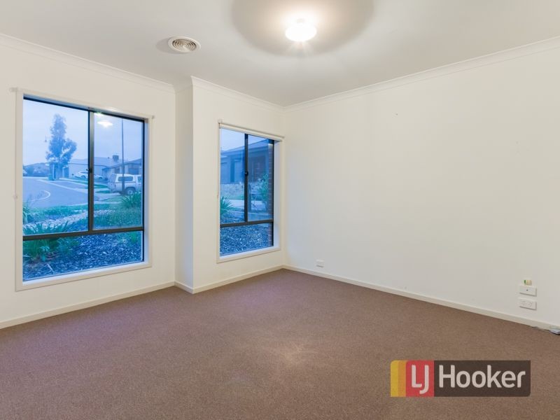 6 Eyre Place, Pakenham VIC 3810