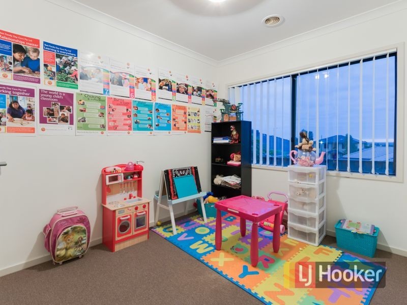 6 Eyre Place, Pakenham VIC 3810