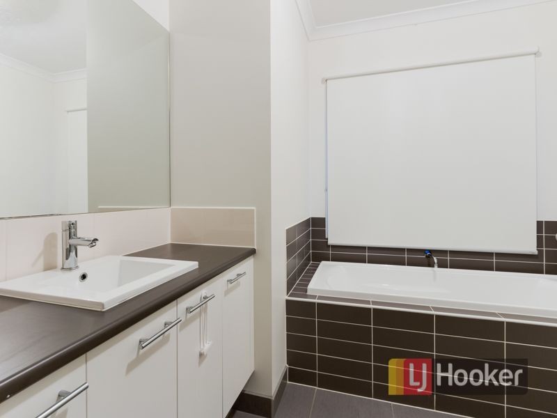 6 Eyre Place, Pakenham VIC 3810