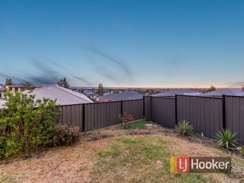 6 Eyre Place, Pakenham VIC 3810