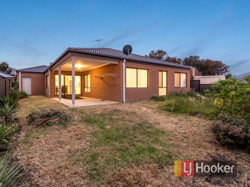 6 Eyre Place, Pakenham VIC 3810