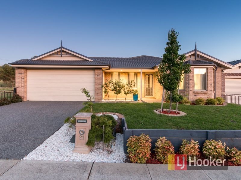 21 Carey Crescent, Pakenham VIC 3810