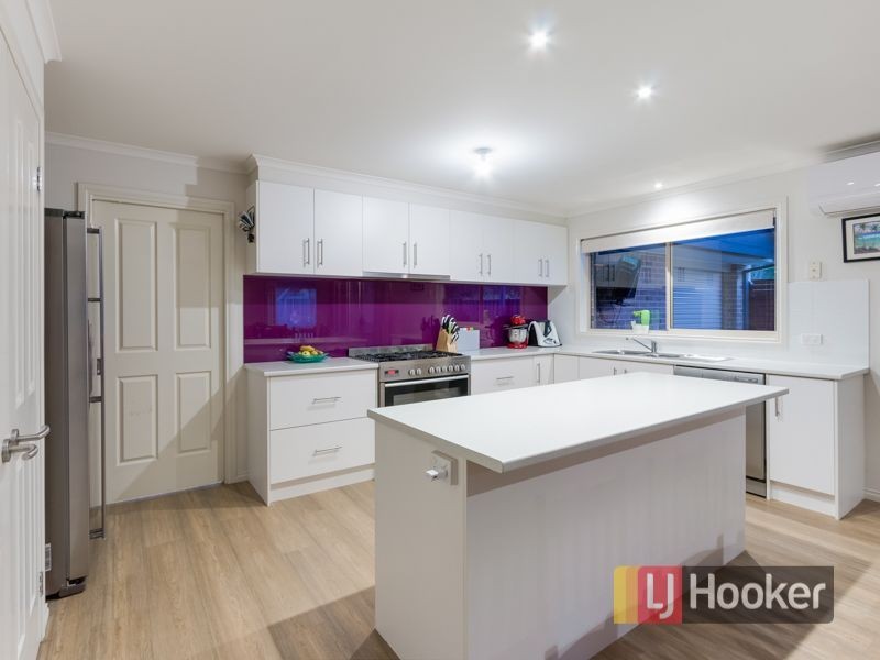 21 Carey Crescent, Pakenham VIC 3810