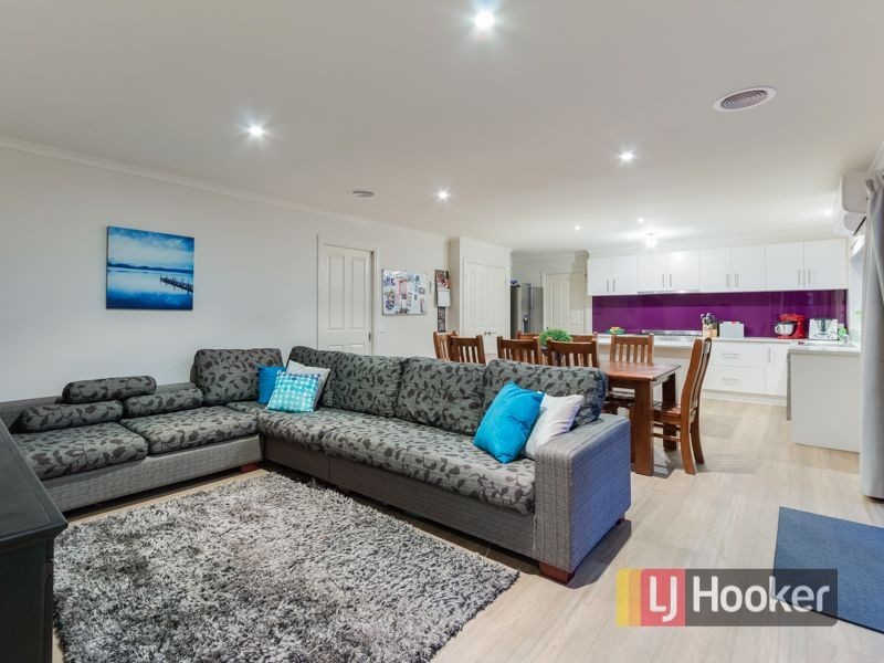 21 Carey Crescent, Pakenham VIC 3810