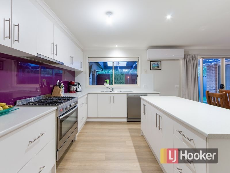 21 Carey Crescent, Pakenham VIC 3810