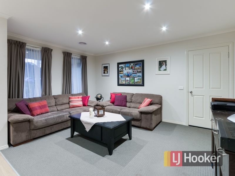 21 Carey Crescent, Pakenham VIC 3810