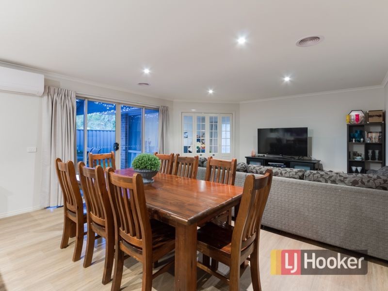 21 Carey Crescent, Pakenham VIC 3810