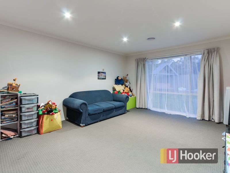 21 Carey Crescent, Pakenham VIC 3810