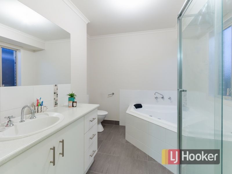 21 Carey Crescent, Pakenham VIC 3810