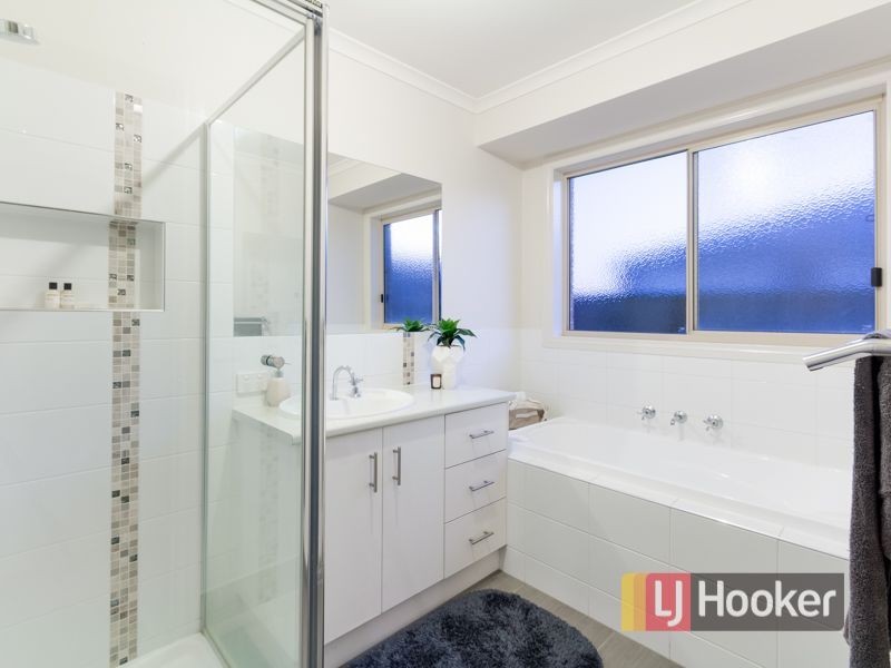 21 Carey Crescent, Pakenham VIC 3810