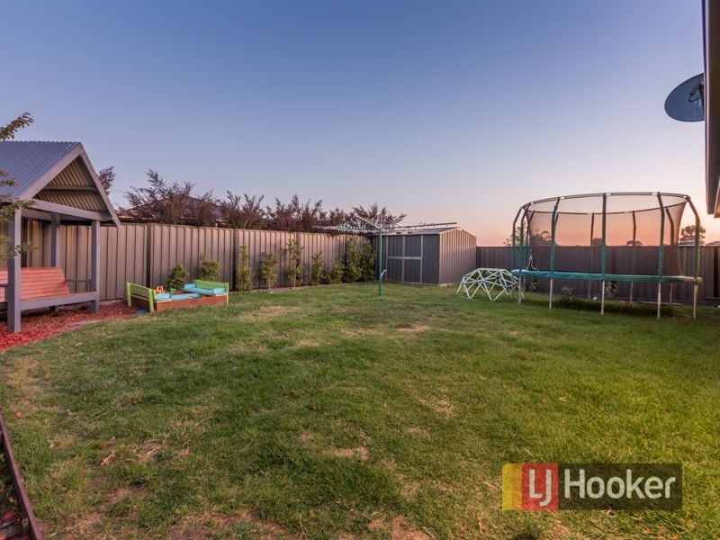 21 Carey Crescent, Pakenham VIC 3810