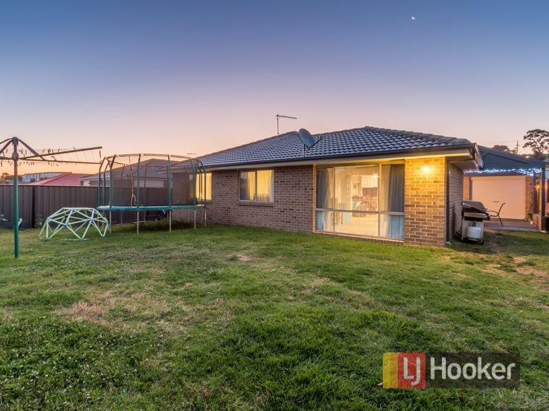 21 Carey Crescent, Pakenham VIC 3810