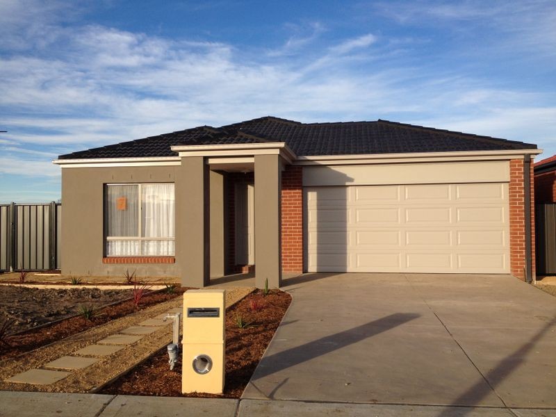 18 Waterside Drive, Pakenham VIC 3810