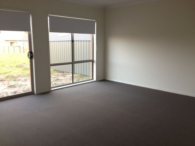 18 Waterside Drive, Pakenham VIC 3810