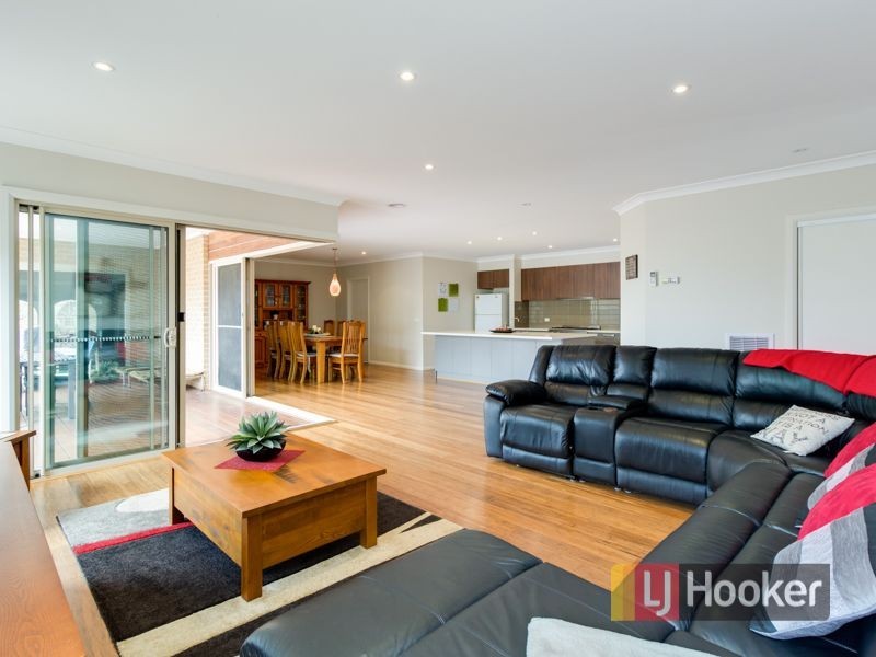 32 Arthur Phillip Drive, Pakenham VIC 3810