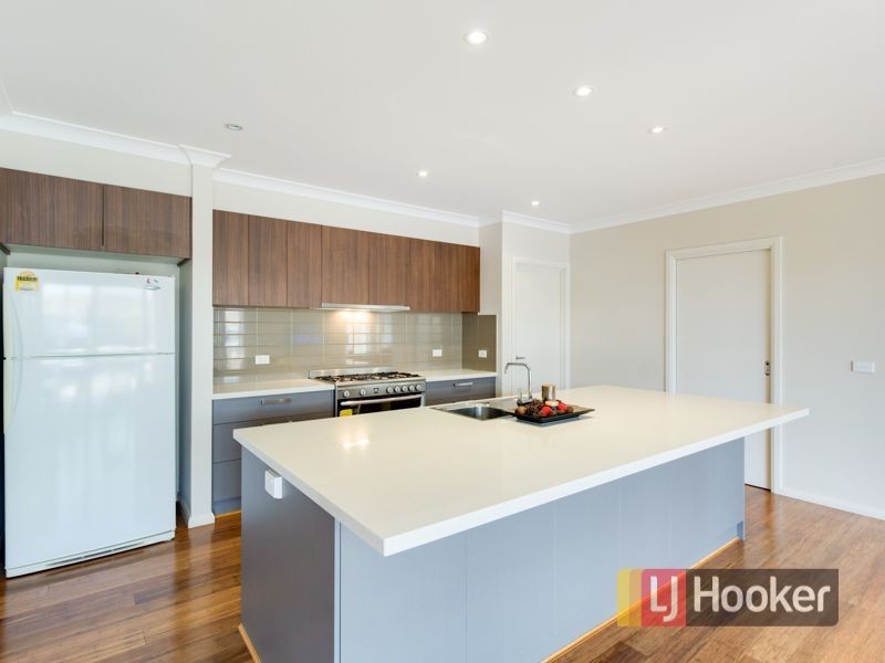 32 Arthur Phillip Drive, Pakenham VIC 3810