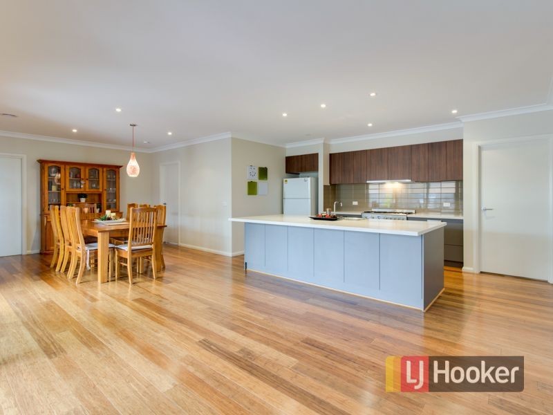 32 Arthur Phillip Drive, Pakenham VIC 3810