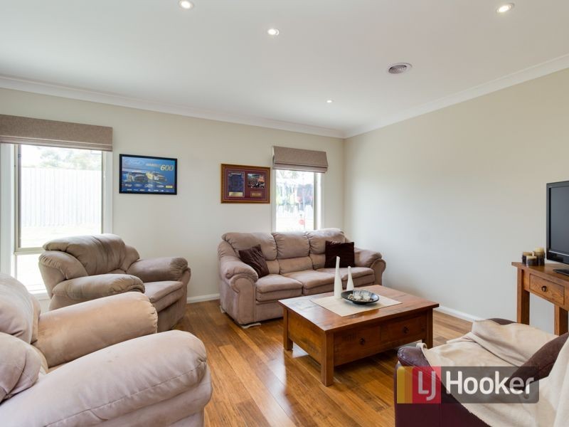 32 Arthur Phillip Drive, Pakenham VIC 3810