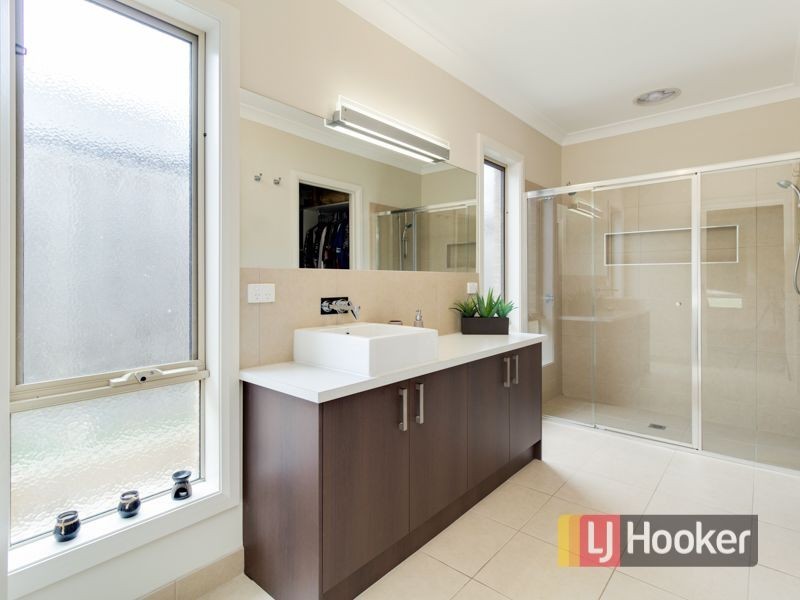 32 Arthur Phillip Drive, Pakenham VIC 3810