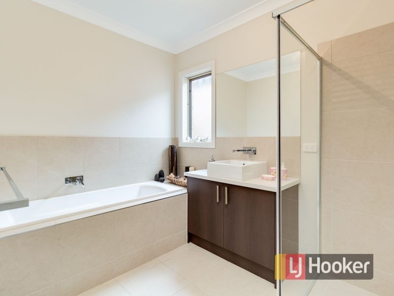 32 Arthur Phillip Drive, Pakenham VIC 3810