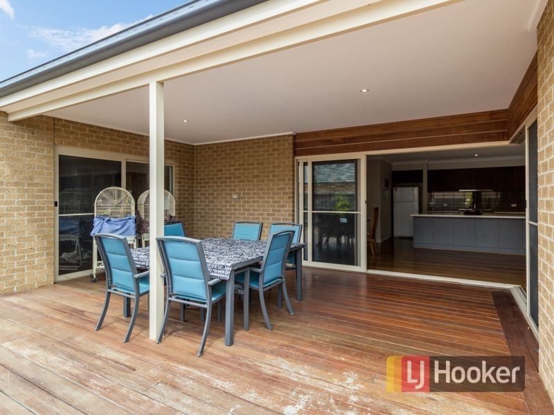 32 Arthur Phillip Drive, Pakenham VIC 3810