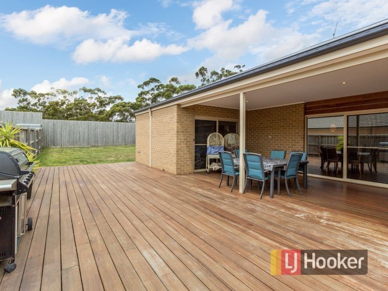 32 Arthur Phillip Drive, Pakenham VIC 3810