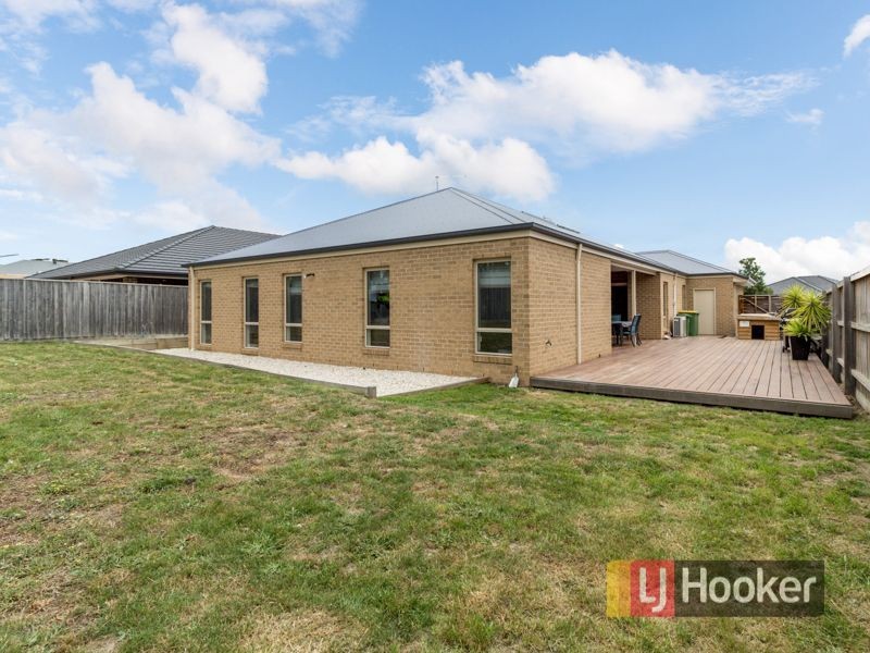32 Arthur Phillip Drive, Pakenham VIC 3810