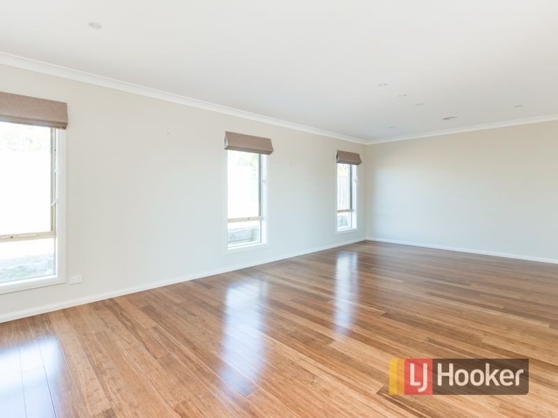 32 Arthur Phillip Drive, Pakenham VIC 3810